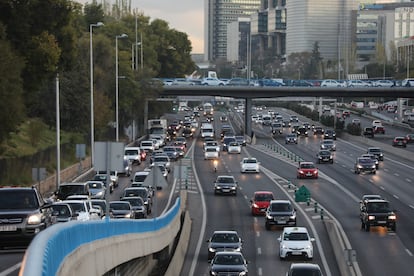 Tráfico en la M-30 a la altura del puente de Ventas a primera hora de la mañana del 13 de octubre de 2020.