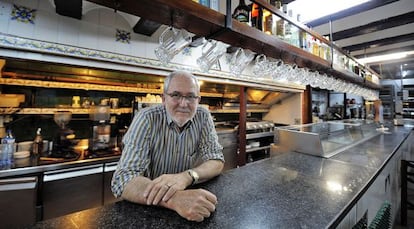 Emili Bermell, en su restaurante en pleno barrio de El Carmen de Valencia, que ha cerrado por su jubilaci&oacute;n. 