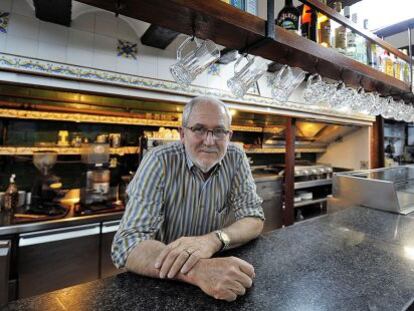 Emili Bermell, en su restaurante en pleno barrio de El Carmen de Valencia, que ha cerrado por su jubilaci&oacute;n. 