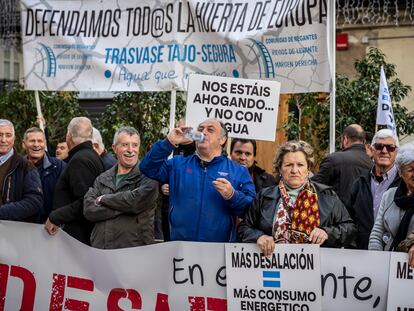 Miembros del Círculo por el Agua, entidad formada por las mesas del agua de la Región de Murcia, Almería y Alicante, se concentran en defensa del Trasvase Tajo-Segura, ante el Palau de la Generalitat Valenciana el 20 de diciembre.