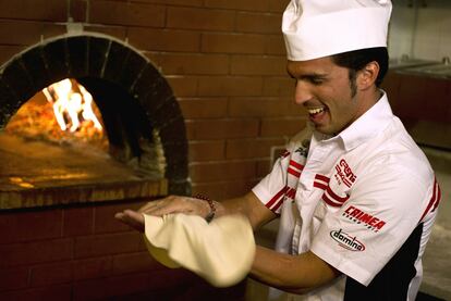 Mucho mejor se lo pasó Elías haciendo pizzas que sobre la pista. El español sólo ha sido undécimo en Moto 2, los mejores tiempos en los primeros libres los ha conseguido Alex de Angelis