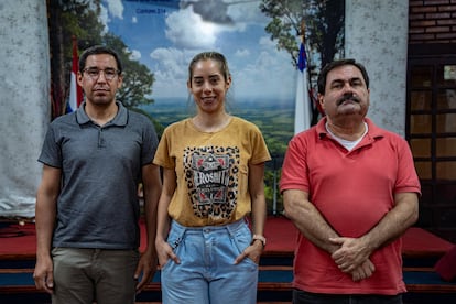 De izquierda a derecha. José Luis Figueredo, Denise Báez y Juan Andrés Bozzano, miembros del grupo de vecinos que impulsa las denuncias.