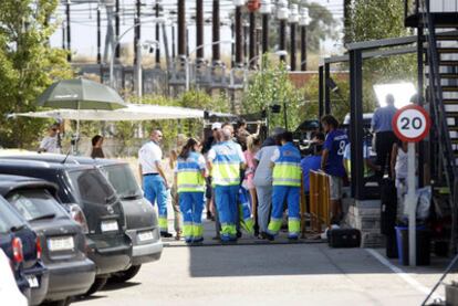 Un grupo de trabajadores del Summa, ayer en el rodaje de la serie <i>Hospital Central</i> en Villaviciosa de Odón.