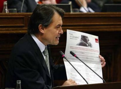 Mas muestra un anuncio del PSC, publico en 2007, en el que se informa de que el Gobierno central cumplió las inversiones en Cataluña que establece el Estatuto.