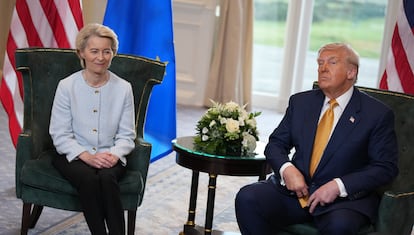 La presidenta de la Comisión Europea, Ursula von der Leyen, en su encuentro con el presidente de Estados Unidos, Donald Trump, este domingo en el club de golf de Turnberry, en Escocia. 