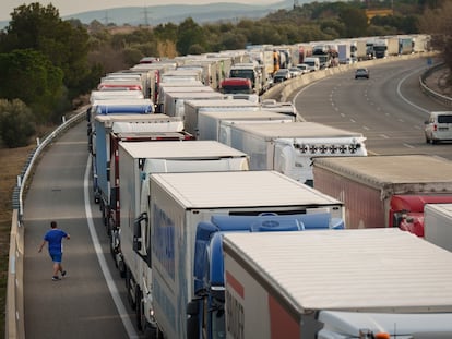 Retención en la autopista AP-7 en La Jonquera (Girona) en la frontera con Francia, este viernes.