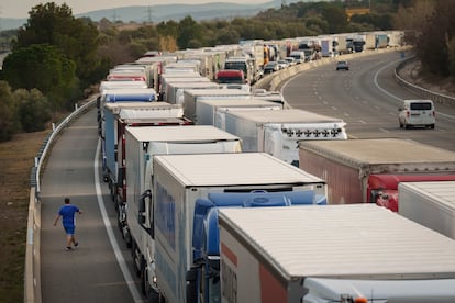 Retención en la autopista AP-7 en La Jonquera (Girona) en la frontera con Francia, este viernes.