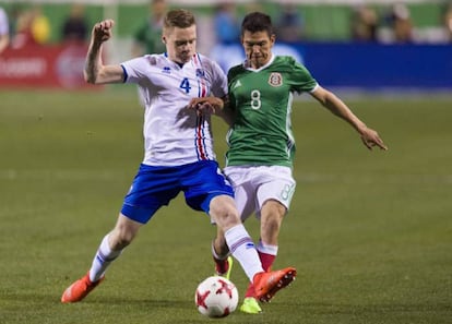 Omarsson disputa el balón con Lozano.