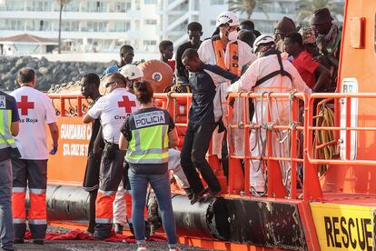 Desembarco en el puerto de Arguineguín de un grupo de africanos rescatados en alta mar.