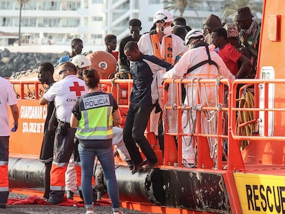 Desembarco en el puerto de Arguineguín de un grupo de africanos rescatados en alta mar.