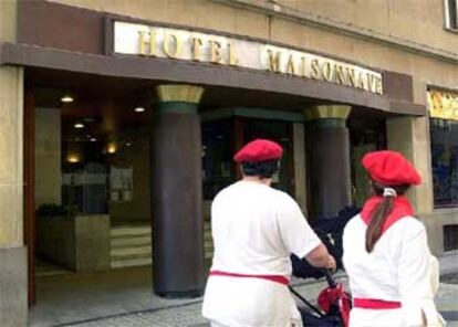 Entrada del hotel donde la policía ha desactivado un artefacto.