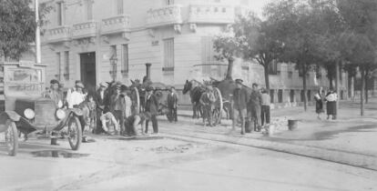 El Ayuntamiento republicano emprendió un ambicioso plan para sanear las calles y reasfaltarlas. La imagen es anterior a 1932 y pertenece al Servicio Fotográfico Municipal, que fue creado por el Ayuntamiento de Madrid. "Contribuyó a crear una imagen corporativa adecuada a los tiempos, dejando constancia del desarrollo de su actividad: proyectos urbanísticos, reformas, nuevas infraestructuras, servicios municipales y actos protocolarios como entidad pública", apunta Inmaculada Zaragoza, directora de la Hemeroteca Municipal, una de las comisarias de la exposición "Madrid. Una ciudad en transformación". José Corral, funcionario de Vías Públicas, fue el fotógrafo de esta legado fotográfico que configura "un friso iconográfico completísimo de la entrada de Madrid en la modernidad".