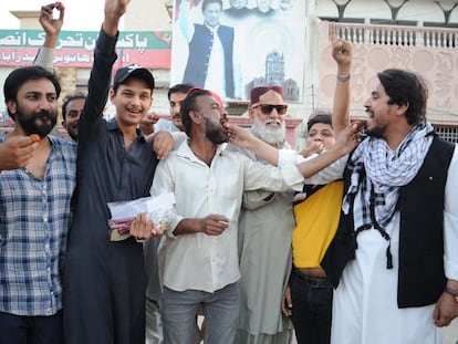 Un grupo de partidarios del ex primer ministro Imran Khan comparte dulces en Hyderabad, Pakistán, después de que el Tribunal Supremo ordenara su liberación, el 11 de mayo de 2023.
