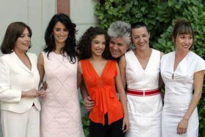 De izquierda a derecha, las actrices Carmen Maura, Penélope Cruz, Johana Cobo, Blanca Portillo y Lola Dueñas junto al director Pedro Almodóvar (en el centro) ayer durante la presentación del rodaje de <i>Volver. </i>