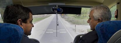 Javier Arenas (derecha) y el presidente de la Diputación de Cádiz, José Loaiza, camino de Olvera en autobús.