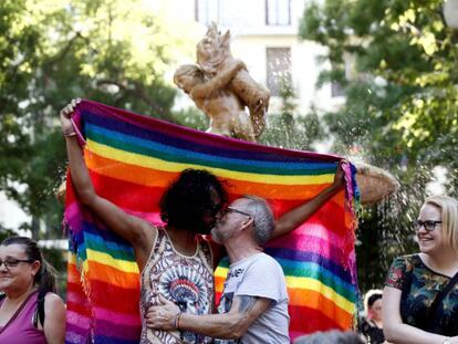 Una pareja se besa durante la manifestación del Orgullo 2019, en Madrid. 