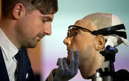 Bertolt Meyer, investigador en psicología social, es uno de los dos creadores de Rex, el primer hombre biónico del mundo. Meyer nació sin el brazo izquierdo y desde hace años lleva una prótesis. El robot estará expuesto en el Museo de Ciencia de Londres desde febrero hasta marzo.