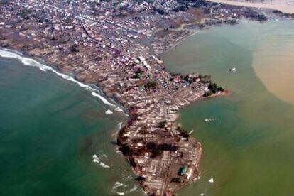 Vista aérea de la ciudad indonesia de Meulaboh, convertida en un inmenso solar tras el paso del <i>tsunami.</i>