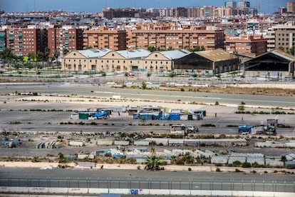 Panorámica del circuito de Fórmula 1 de Valencia, con un asentamiento de chabolas al fondo.