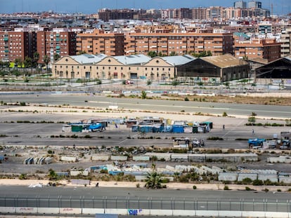Panorámica del circuito de Fórmula 1 de Valencia, con un asentamiento de chabolas al fondo.