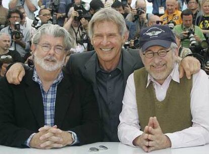 George Lucas, Harrison Ford y Steven Spielberg, ayer en Cannes antes de la presentación de <i>Indiana Jones y el reino de la calavera de cristal.</i>