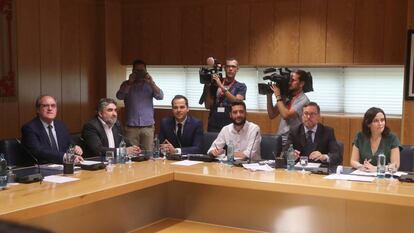 Reunión de la Junta de Portavoces de la Asamblea de Madrid. A la izquierda, Ignacio Aguado, de Ciudadanos, y a la derecha, Isabel Díaz Ayuso, del PP.