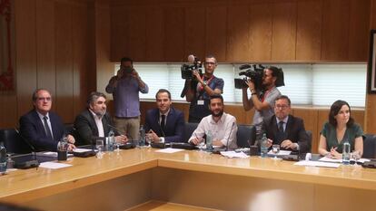 Reunión de la Junta de Portavoces de la Asamblea de Madrid. A la izquierda, Ignacio Aguado, de Ciudadanos, y a la derecha, Isabel Díaz Ayuso, del PP.