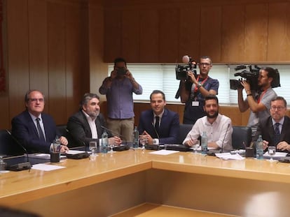 Reunión de la Junta de Portavoces de la Asamblea de Madrid. A la izquierda, Ignacio Aguado, de Ciudadanos, y a la derecha, Isabel Díaz Ayuso, del PP.