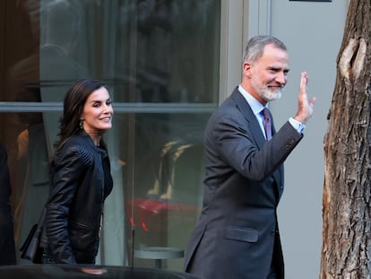 Los reyes Felipe y Letizia salían del restaurante, este miércoles en Madrid.