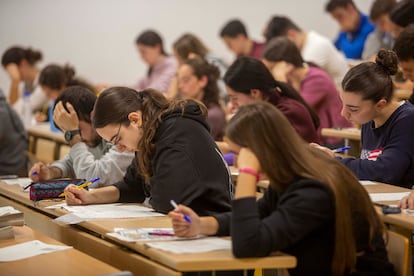 Alumnos durante la prueba de Selectividad en la Universidad del País Vasco en San Sebastián, el 3 de junio.