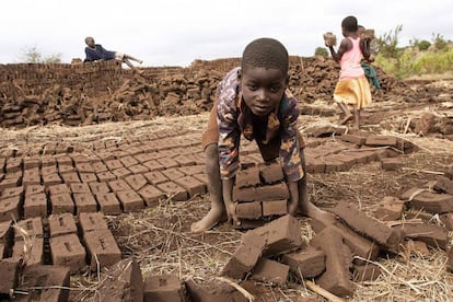 Un niño trabajador en Lilongwe (Malaui).