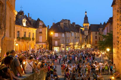 Ambiente vespertino en la plaza de la Libertad de Sarlat, uno de los conjuntos medievales mejor conservados de la región. 