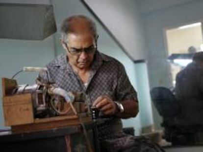 Fotografía de este 26 de abril de 2013 de un cerrajero realizando sus labores en un local rentado al estado, en La Habana. El gobierno de Cuba ha alquilado más de 2.000 pequeños negocios a sus antiguos trabajadores estatales, que ahora ejercen como privados y que han aumentado sus ingresos y la calidad del servicio, aunque los impuestos y la falta de un mercado mayorista son sus principales dificultades.