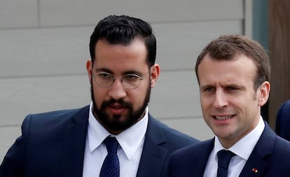 El presidente francés, Emmanuel Macron, y su exasesor de seguridad Alexandre Benalla, en abril  