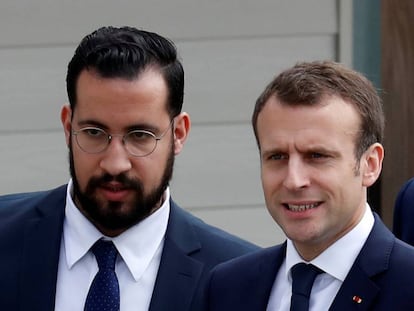 El presidente francés, Emmanuel Macron, y su exasesor de seguridad Alexandre Benalla, en abril  