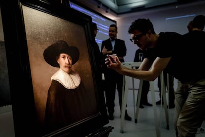 La obra 'El próximo Rembrandt' durante su presentación.