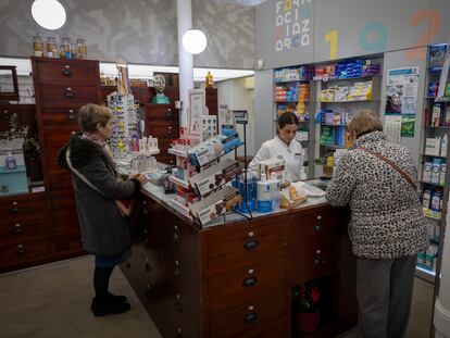 Una farmacia del centro de Sevilla, en febrero.