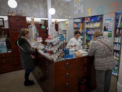 Clientes en una farmacia de Sevilla, este jueves.