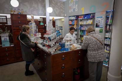 Clientes en una farmacia de Sevilla, este jueves.