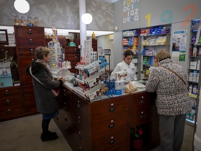 Una farmacia del centro de Sevilla, en febrero.