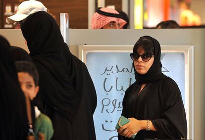 Mujeres saud&iacute;es, en la entrada de un restaurante.