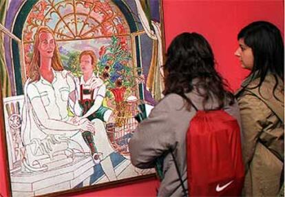 Dos mujeres obsevan uno de los retratos inacabados que se muestran en la exposición de Ucelay.