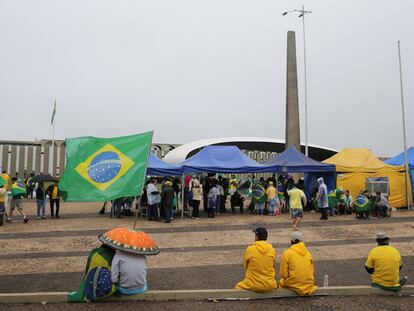 Seguidores de Bolsonaro, concentrados este jueves ante el cuartel general del Ejército en Brasilia reclamando una intervención militar.