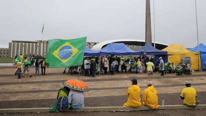 Seguidores de Bolsonaro, concentrados este jueves ante el cuartel general del Ejército en Brasilia reclamando una intervención militar.