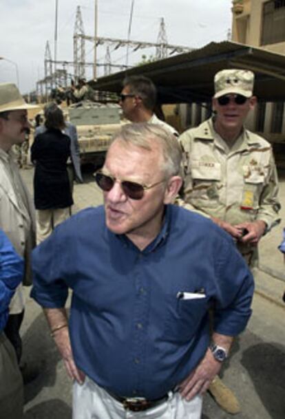 Jay Garner visitando una central eléctrica, ayer en el sur de Bagdad.