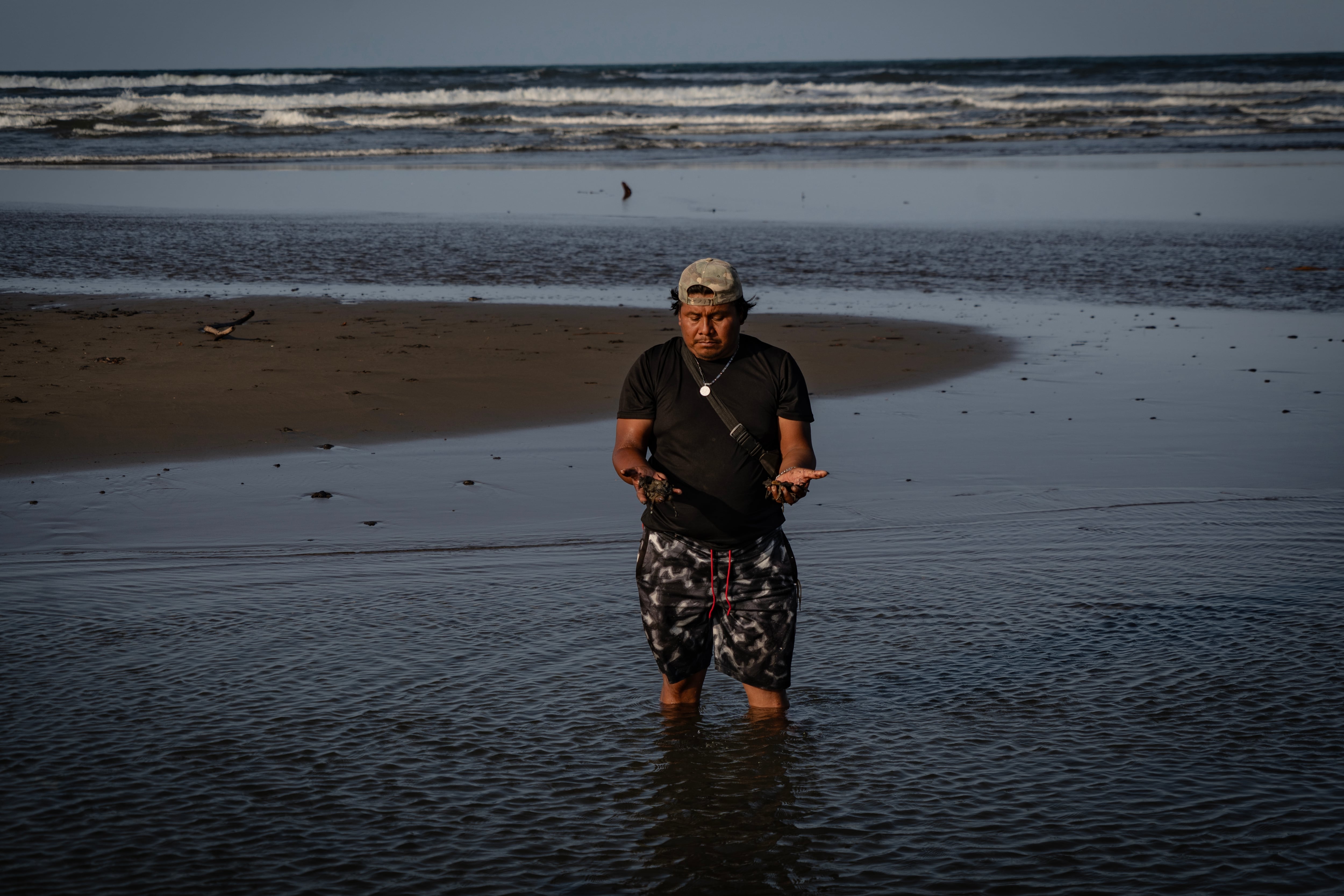 Las comunidades afectadas por el derrame en el golfo elevan la presión convocando a protestas