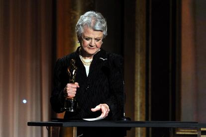 Angela Lansbury, al recoger su Oscar honorífico.