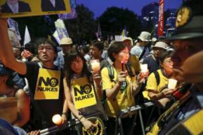 Manifestantes protestan hoy en contra de la energía nuclear frente al Parlamento en Tokio (Japón).