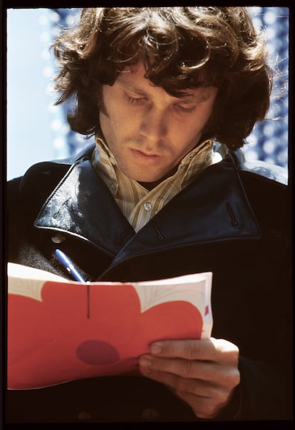 Jim Morrison firmando autógrafo en 1967 durante el llamado "verano del amor".