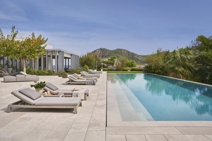 Vista de la piscina desbordante en la terraza sur, orientada al puerto de San Miguel. <br><br>Para Jaime Romano, reformar Sa Ferradura fue “una aventura”. Ubicada en un islote de tres hectáreas y conectada con tierra por una playa, la construcción con la que se encontró el arquitecto era un pastiche.<br>